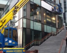 Sostituzione insegna ristorante con piattaforma aerea 35 metri (milano porta garibaldi) Sostituzione insegna ristorante con piattaforma aerea 35 metri (milano porta garibaldi)