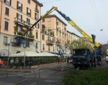Piattaforma aerea 50 metri per manutenzione balcone (milano) Piattaforma aerea 50 metri per manutenzione balcone (milano)