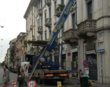 Scala aerea utilizzata per sollevare rapidamente materiali in un trasloco (milano) Scala aerea utilizzata per sollevare rapidamente materiali in un trasloco (milano)