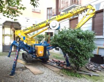 Piattaforma aerea ragno per lavori in un piccolo cortile (milano) Piattaforma aerea ragno per lavori in un piccolo cortile (milano)