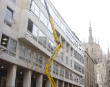 Piattaforma per pulizia vetrate edificio storico in Vittorio Emanuele a Milano Piattaforma per pulizia vetrate edificio storico in Vittorio Emanuele a Milano