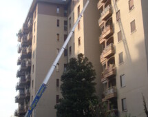 Piattaforma aerea isolata per lavoro in prossimità di cavi elettrici (milano) Piattaforma aerea isolata per lavoro in prossimità di cavi elettrici (milano)