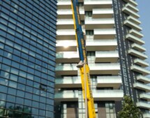 Sollevamento e posizionamento condizionatore con autogru 56 metri (milano) Sollevamento e posizionamento condizionatore con autogru 56 metri (milano)