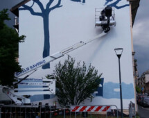 Piattaforma cestello con operatore per decorazione facciata edificio (milano) Piattaforma cestello con operatore per decorazione facciata edificio (milano)