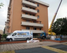 Trasporto materiale edile con furgone e sollevamento al piano della copertura Milano Trasporto materiale edile con furgone e sollevamento al piano della copertura milano