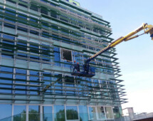 Piattaforma aerea da 35 metri per lavori in facciata (milano). Piattaforma aerea da 35 metri per lavori in facciata (milano).