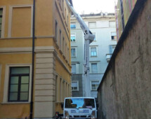 Pulizia grondaie con piattaforma aerea nel centro di Milano